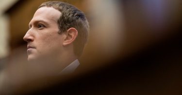 Le conseil de surveillance de Facebook dit à Zuckerberg qu'il est le décideur sur Trump