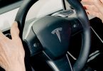 Tesla vend une « conduite entièrement autonome », mais qu'est-ce que c'est vraiment ?