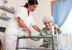 CMS envisage un `` sprint complet '' sur la règle minimale de dotation en personnel des foyers de soins