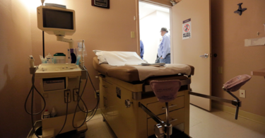 Un médecin de l'Indiana condamné à une amende pour avoir parlé d'avortement dans l'Ohio